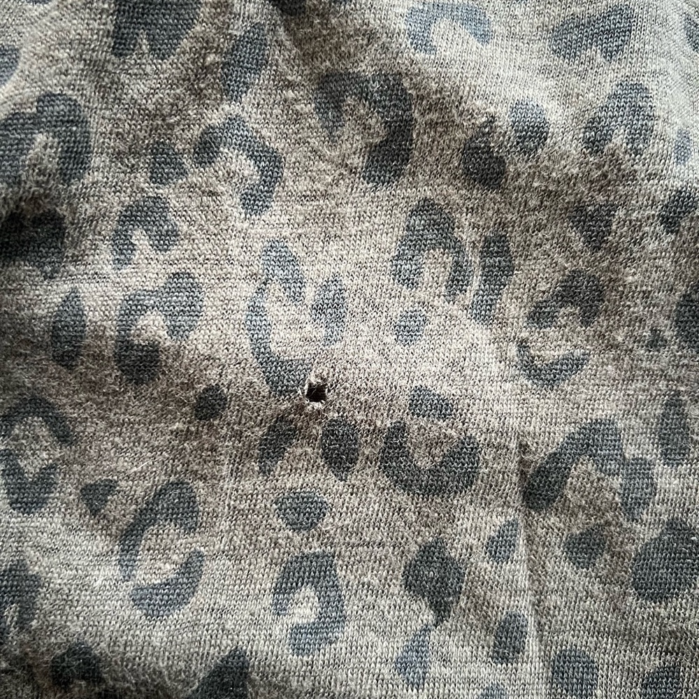 Rails Sami Olive Cheetah Long Sleeve V Neck - Large - Picture 5 of 7